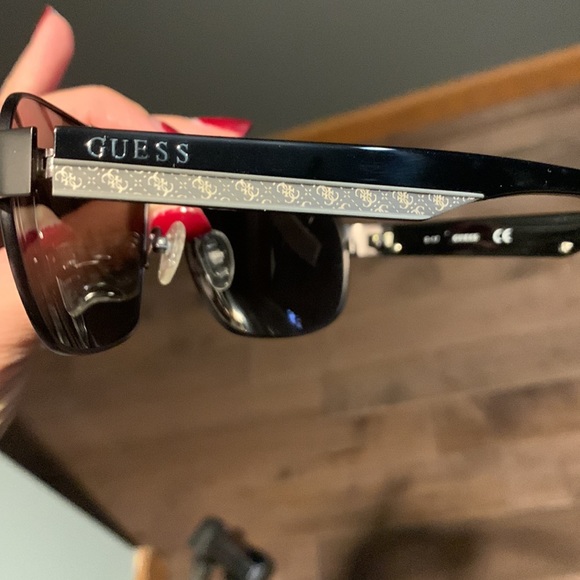 EUC GUESS sunglasses - Picture 6 of 7